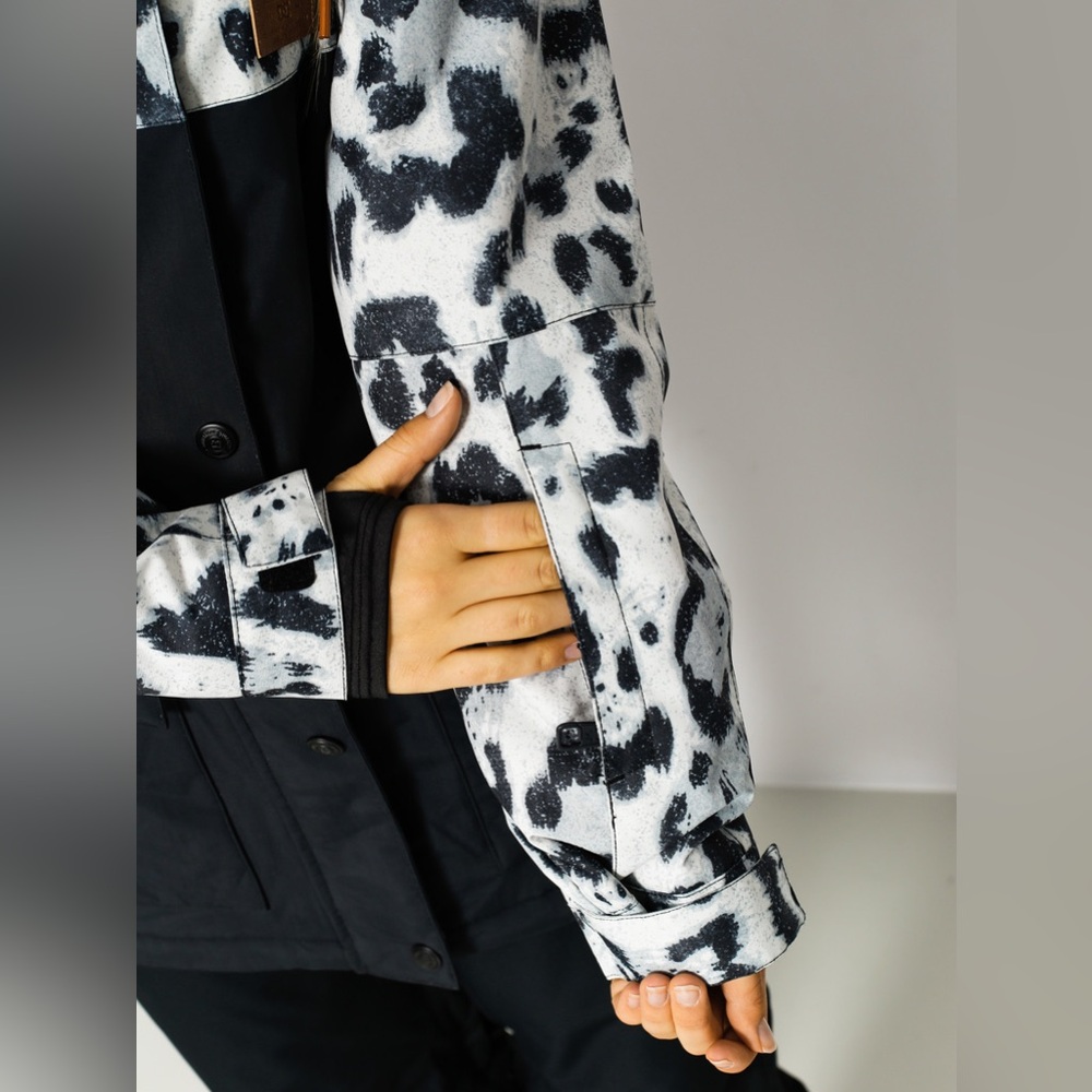 DC Cruiser Snow Leopard Women's Ski Snowboard
Jacket šāļøšæāļøā·ļø - Picture 5 of 16